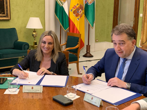 Momento de la firma del protocolo entre Ayuntamiento y Emasagra