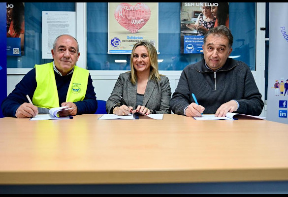 Momento de la firma del convenio entre Emasagra y el Banco de Alimentos