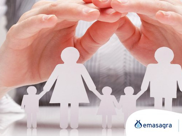 imagen de manos cubriendo familia